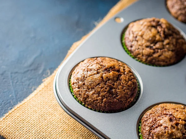 Banan czekolada muffin z polewa karmelowa cukru — Zdjęcie stockowe