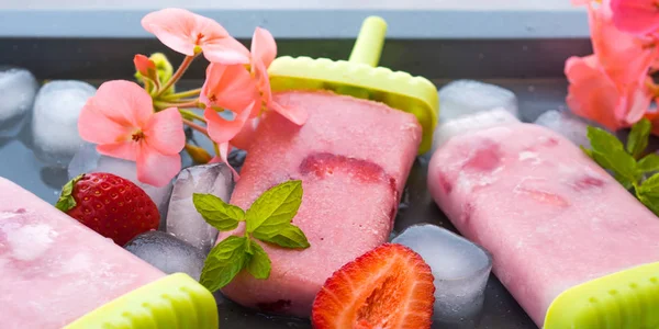 Hemgjord jordgubbsglass popsicles — Stockfoto