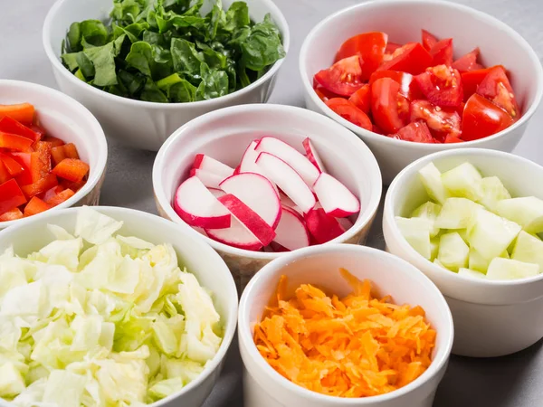 Salata veya aperatifler için sebze kase karışımı
