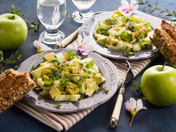 Okurka zelená Avocado podává zdravý salát — Stock fotografie