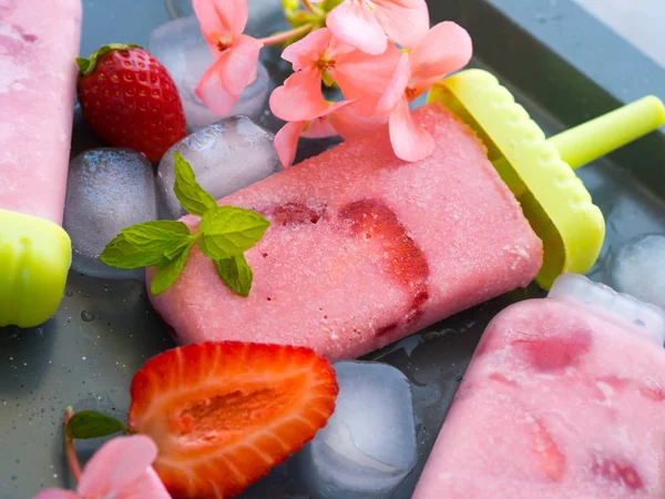 Hemgjord jordgubbsglass popsicles — Stockfoto