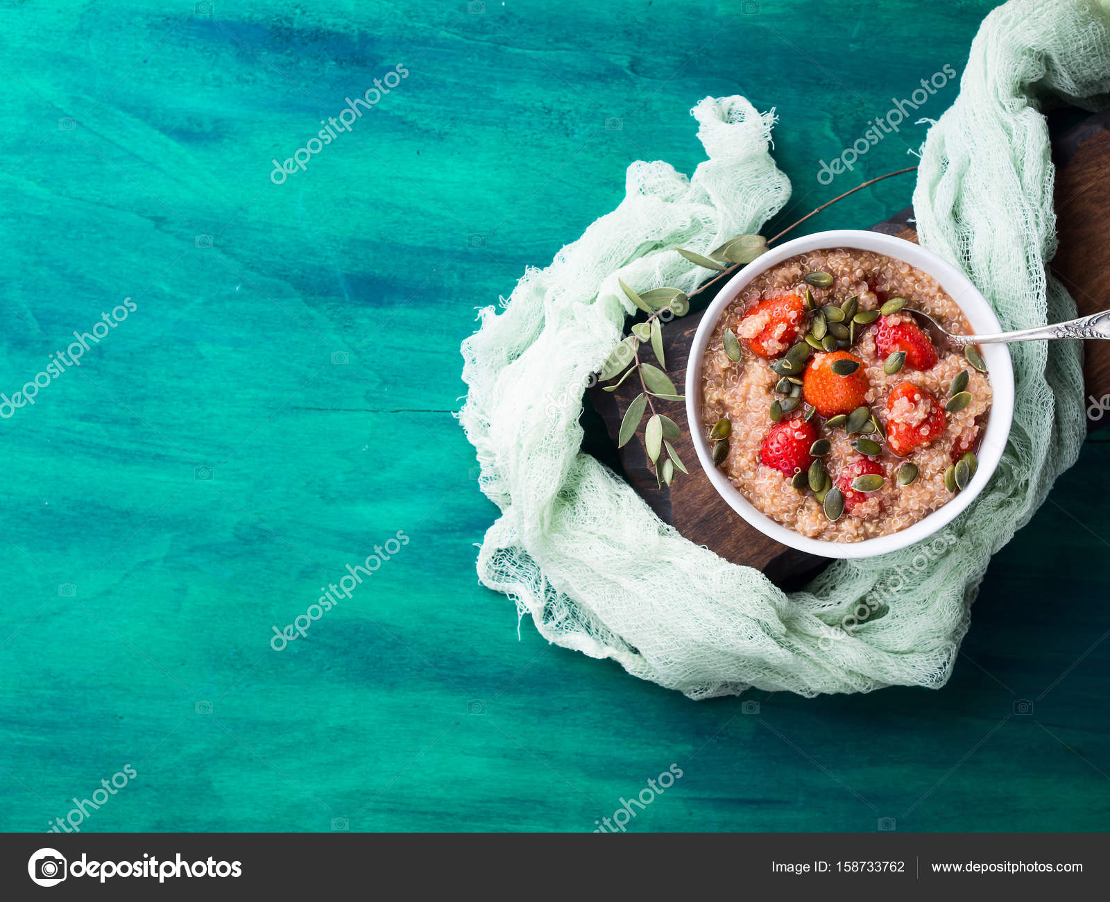 Quinoa-Brei mit Erdbeeren in Schüssel — Stockfoto © tenkende #158733762