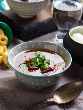 Pancar çorbası kase peçete üzerinde servis