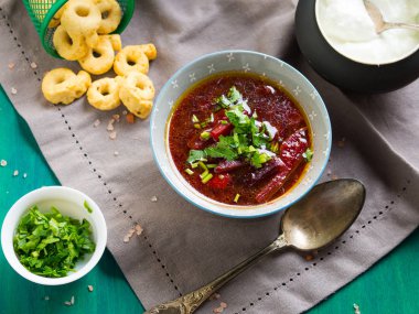 Pancar çorbası kase peçete üzerinde servis