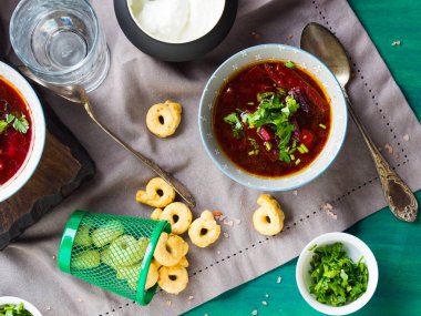 Pancar çorbası kase peçete üzerinde servis