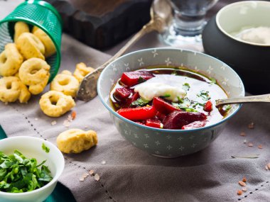 Pancar çorbası kase peçete üzerinde servis