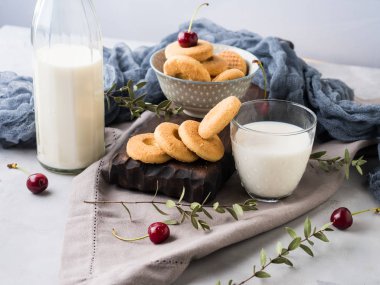 Süt ve kurabiye ile rustik natürmort