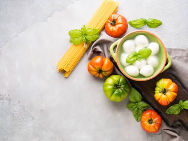 İtalyan yemeği domates mozzarella natürmort