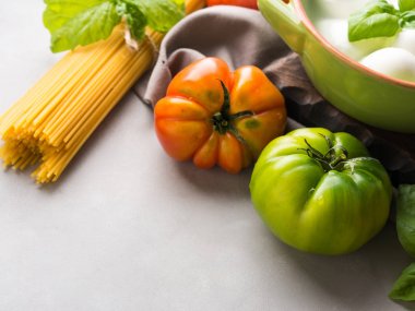 İtalyan yemeği domates mozzarella natürmort