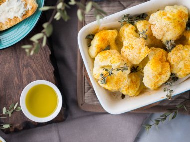 Zerdeçal ve mercanköşk ile fırında karnabahar