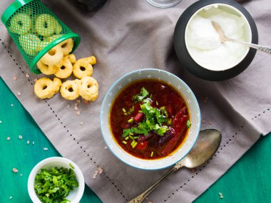 Pancar çorbası kase peçete üzerinde servis