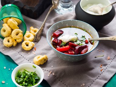 Pancar çorbası kase peçete üzerinde servis