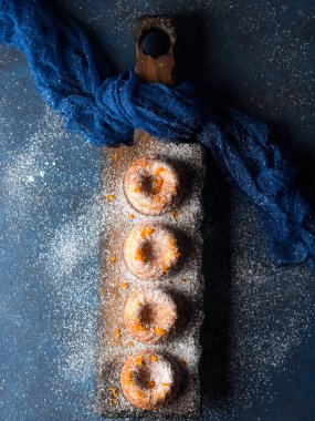 Bundt kek koyu arka plan ve hizmet yönetim kurulu