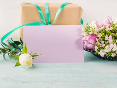 Pastel renkler boş mor kart çiçek Lale gül