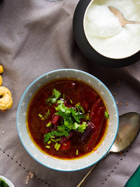 Pancar çorbası kase peçete üzerinde servis