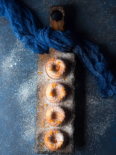 Bundt kek koyu arka plan ve hizmet yönetim kurulu