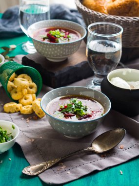 Pancar çorbası kase peçete üzerinde servis