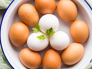 Beyaz ve kahverengi tavuk yumurta bir kapta