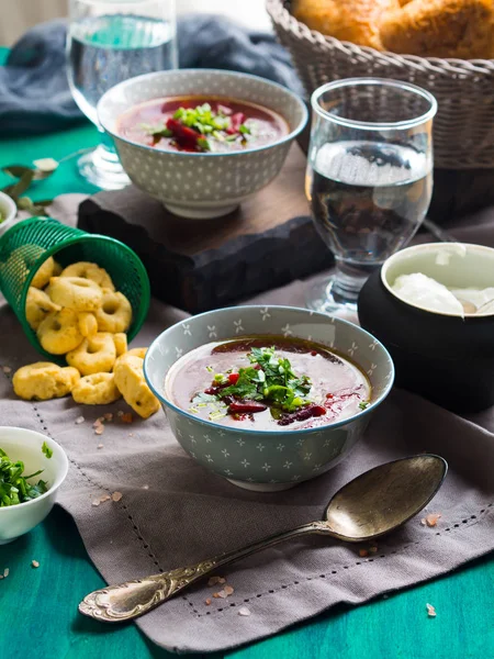 Pancar çorbası kase peçete üzerinde servis