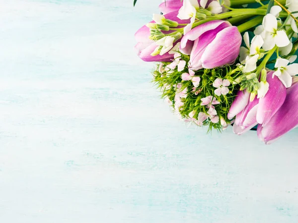 Leere lila Karte Blumen Tulpen Rosen Frühling Pastellfarben — Stockfoto