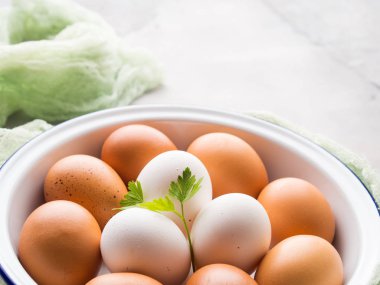 Beyaz ve kahverengi tavuk yumurta bir kapta