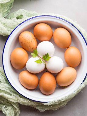 Beyaz ve kahverengi tavuk yumurta bir kapta