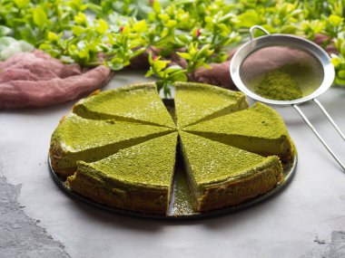 Matcha peynir pasta ve çiçekler