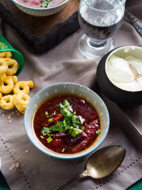 Pancar çorbası kase peçete üzerinde servis