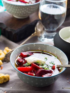 Pancar çorbası kase peçete üzerinde servis