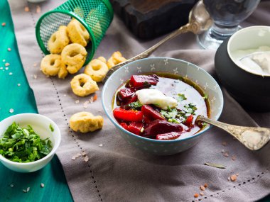 Pancar çorbası kase peçete üzerinde servis