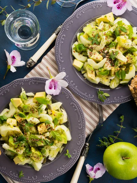 Okurka zelená Avocado podává zdravý salát — Stock fotografie