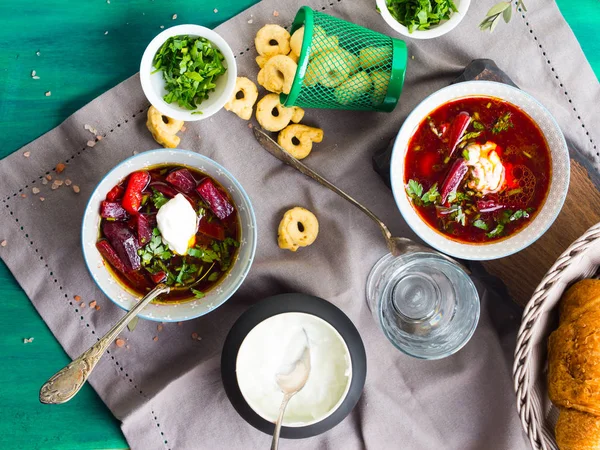 Pancar çorbası kase peçete üzerinde servis