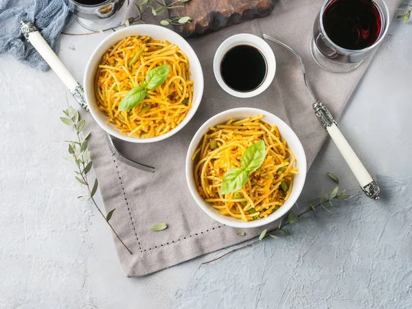 Almoço com macarrão de macarrão e legumes — Fotografia de Stock