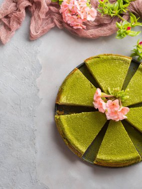 Matcha peynir pasta ve çiçekler