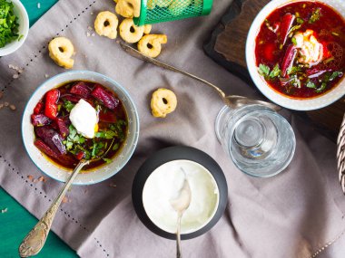 Pancar çorbası kase peçete üzerinde servis