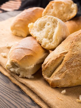 Çuval bezi koyu ahşap arka plan üzerinde taze pişmiş ekmek