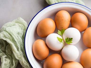 Beyaz ve kahverengi tavuk yumurta bir kapta