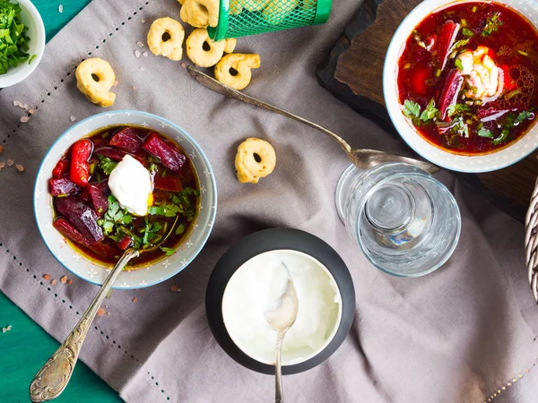 Pancar çorbası kase peçete üzerinde servis