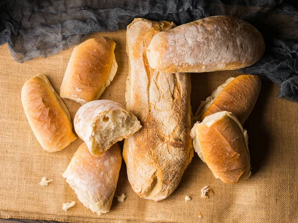 Versgebakken brood op jute donkere houten achtergrond — Stockfoto