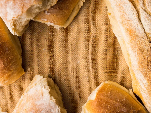 삼 베 어두운 나무 배경에 갓 구운된 빵 — 스톡 사진