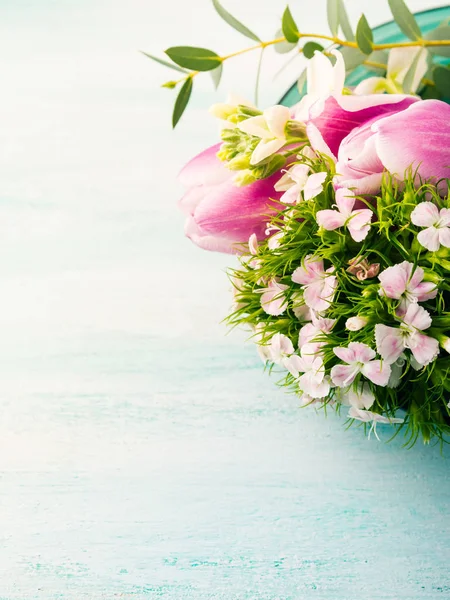 Vacío púrpura tarjeta flores tulipanes rosas primavera pastel colores — Foto de Stock