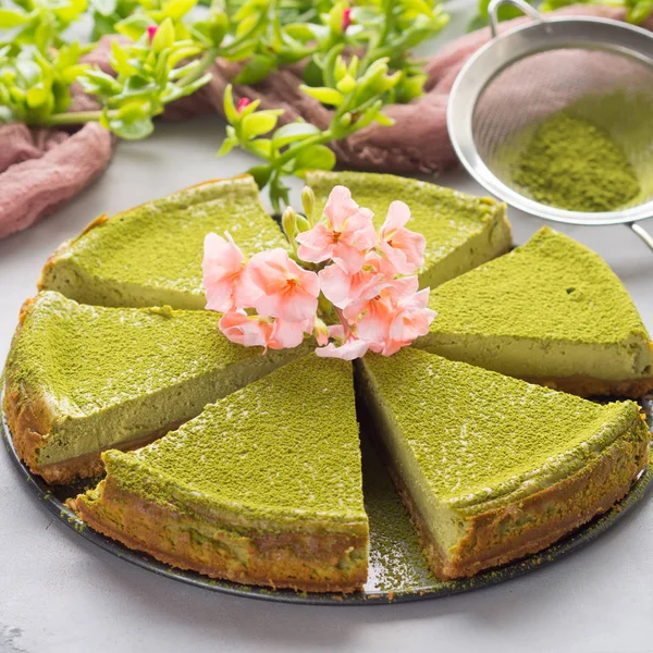 Matcha peynir pasta ve çiçekler