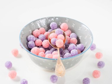 Mor ve pembe şekerler kase