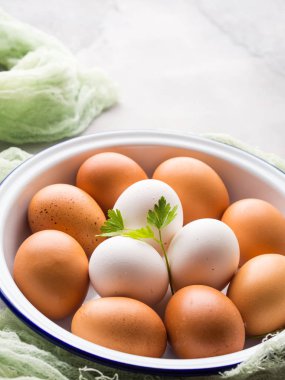 Beyaz ve kahverengi tavuk yumurta bir kapta