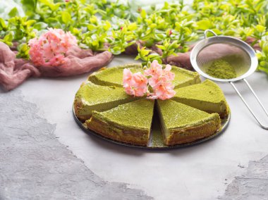 Matcha peynir pasta ve çiçekler