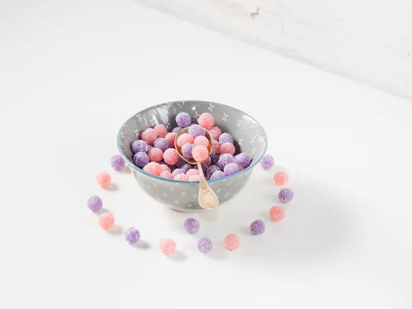 Bonbons violets et roses dans un bol — Photo