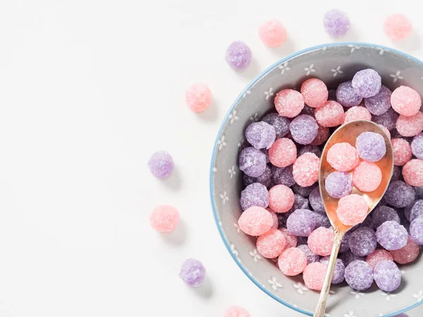Bonbons violets et roses dans un bol — Photo