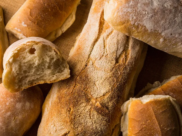 Versgebakken brood op jute donkere houten achtergrond — Stockfoto