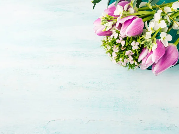 Leere lila Karte Blumen Tulpen Rosen Frühling Pastellfarben — Stockfoto