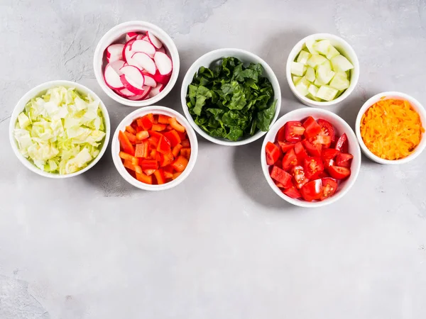 Mix zeleniny misky na salát či občerstvení — Stock fotografie